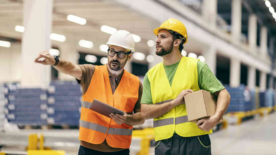 worker and employee, العمال والموظفين